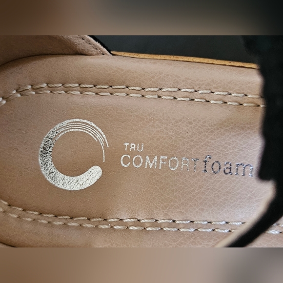 Journee Womens Kedzie Wedge Fuax Suede Strappy Peep Toe Sandals Black Size 7.5 - Picture 7 of 9